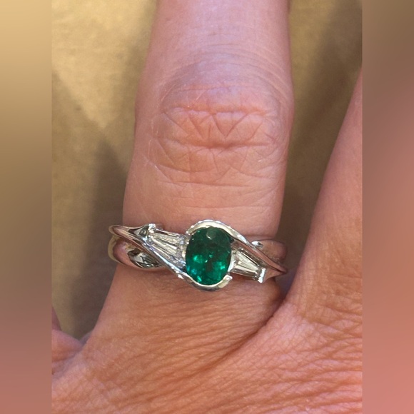14KT White Gold Natural Diamonds and Natural Emerald Cocktail Ring - Picture 10 of 11